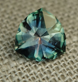 2.60ct INSIGNIA CUT PURPLE BLUE TO GREEN COLOR SHIFT MONTANA SAPPHIRE