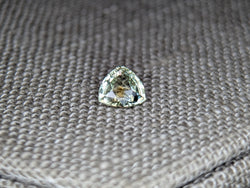 .98ct BEAUTIFUL PEAR GREEN/ GOLD TRILLION
