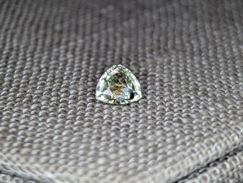 .98ct BEAUTIFUL PEAR GREEN/ GOLD TRILLION
