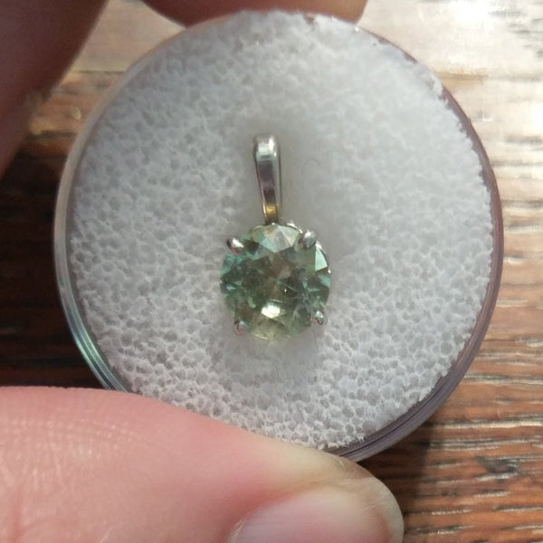 1.56ct MONTANA SAPPHIRE PENDANT LIGHT GREEN - Blaze-N-Gems