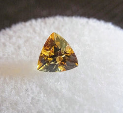 0.68ct INCREDIBLE GOLDEN YELLOW MONTANA SAPPHIRE - Blaze-N-Gems