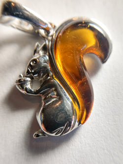 12.9ct AMBER SQUIRREL PENDANT IN SILVER