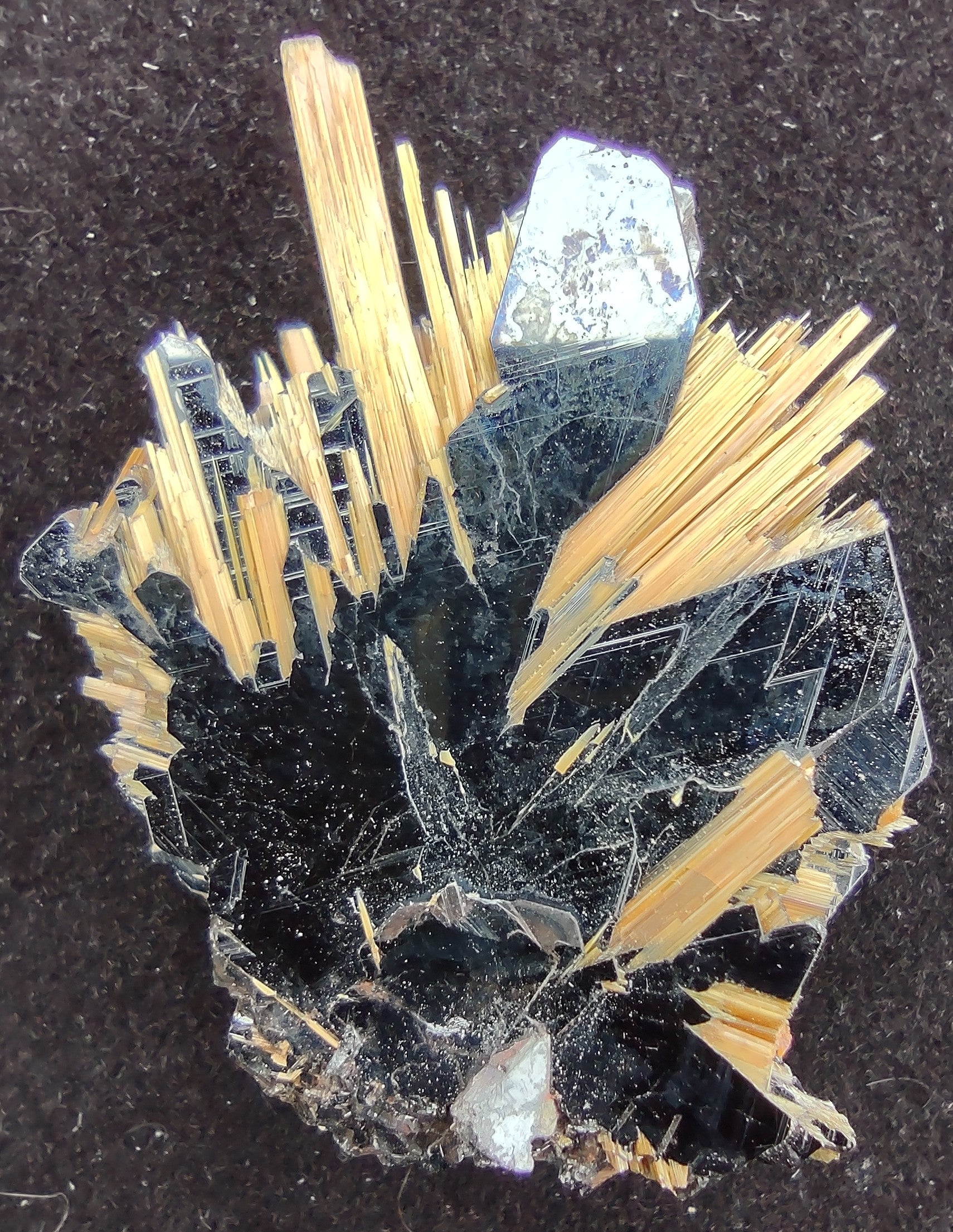 Rutile on Hematite - Epitaxial Growth on Hematite Crystal Plate - Bahia