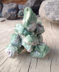 46.9 G RARE GREEN AND PINK HEULANDITE