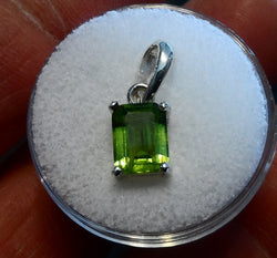 1.61CT EXCELLENT RECTANGLE PERIDOT PENDANT - Blaze-N-Gems